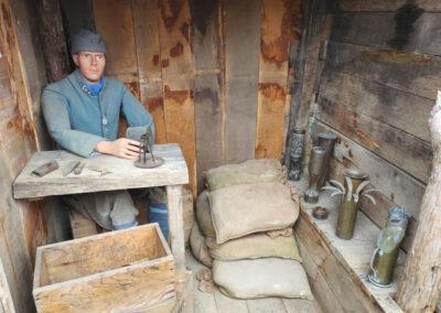 Reconstitution d'un poilu dans une tranchée, visite à Verdun en 2023