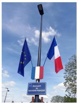 Drapeaux français et européen hissés lors d'une commémoration