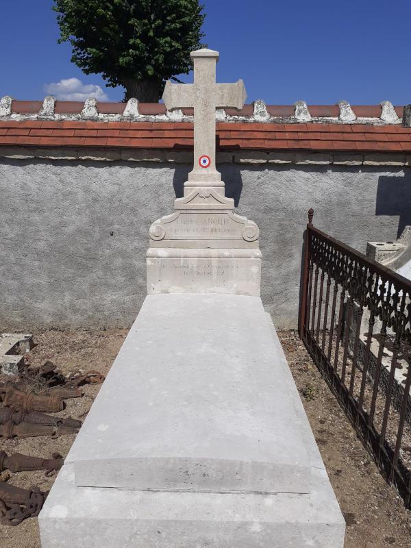 Tombe Abord au cimetière de Druy-Parigny après restauration