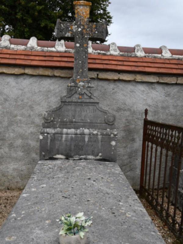 Tombe Abord au cimetière de Druy-Parigny avant restauration
