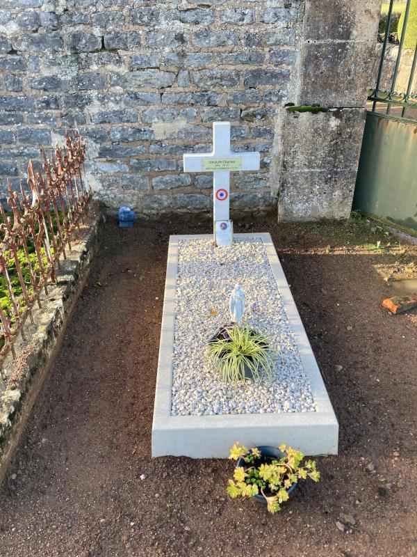 Tombe de combattant au cimetière d'Achun après restauration
