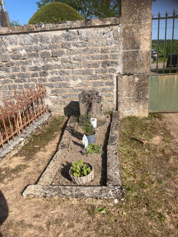 Tombe de combattant au cimetière d'Achun avant restauration