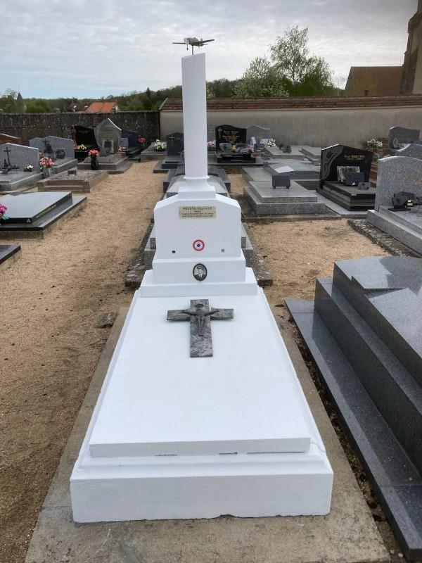 Tombe de l'adjudant Revenu au cimetière de Saint-Ouen-sur-Loire après restauration