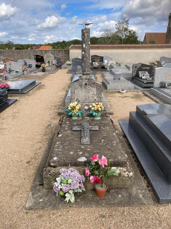 Tombe de l'adjudant Revenu au cimetière de Saint-Ouen-sur-Loire avant restauration