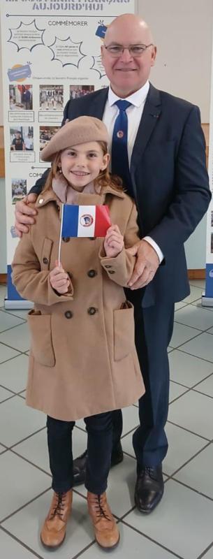 Anna-France et le colonel Demain avec un drapeau, le 21 juillet, lors de la cérémonie en l'honneur d'Huguette Geoffroy