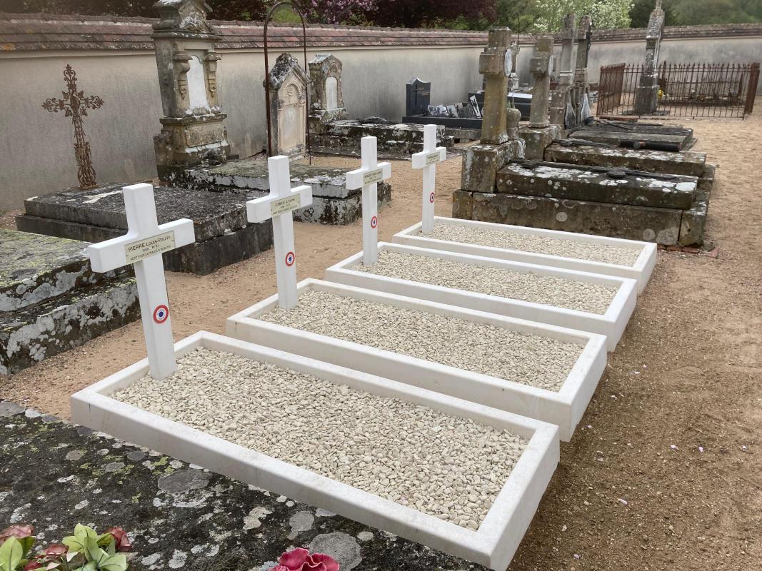 Carré militaire du cimetière de Saint-Ouen-sur-Loire après restauration