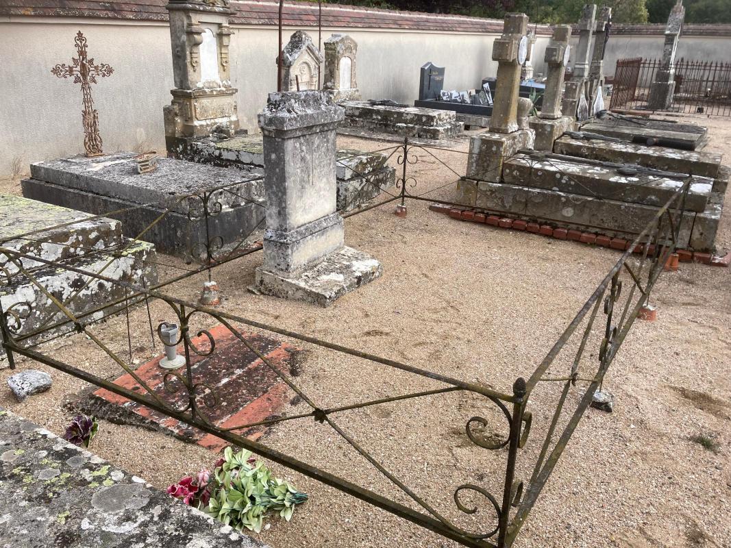 Carré militaire du cimetière de Saint-Ouen-sur-Loire avant restauration