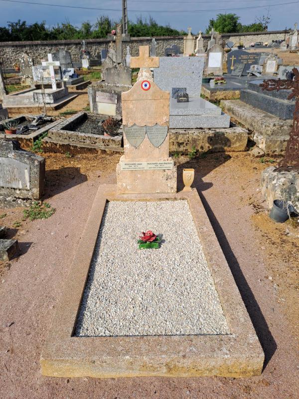 Tombe de combattant au cimetière de Crux-la-Ville après restauration