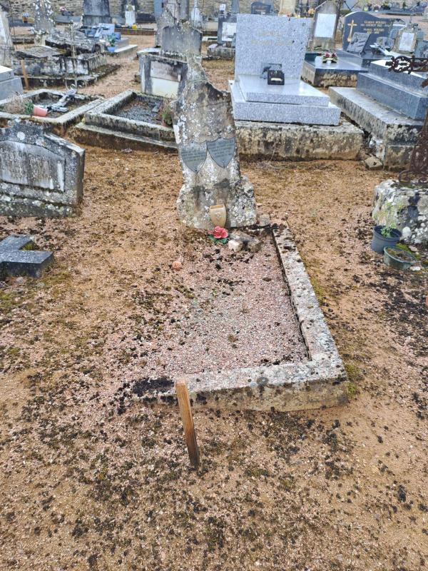 Tombe de combattant au cimetière de Crux-la-Ville avant restauration