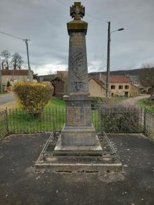 Monument aux Morts de Nuars avant restauration par le Souvenir Français