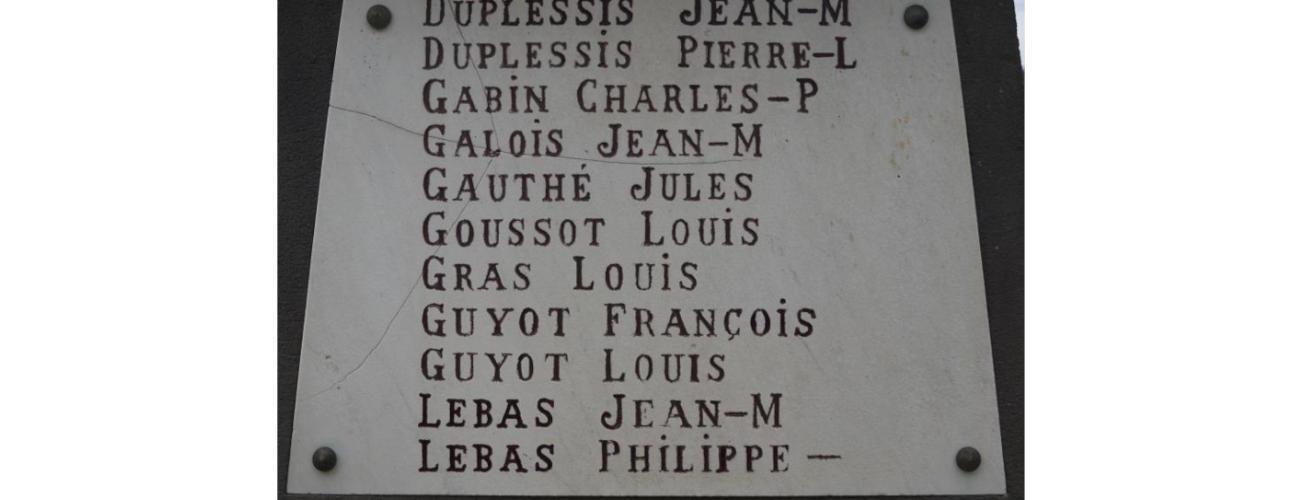 Plaque n° 2 du monument aux morts de Tamnay-en-Bazois, cassée, avant restauration