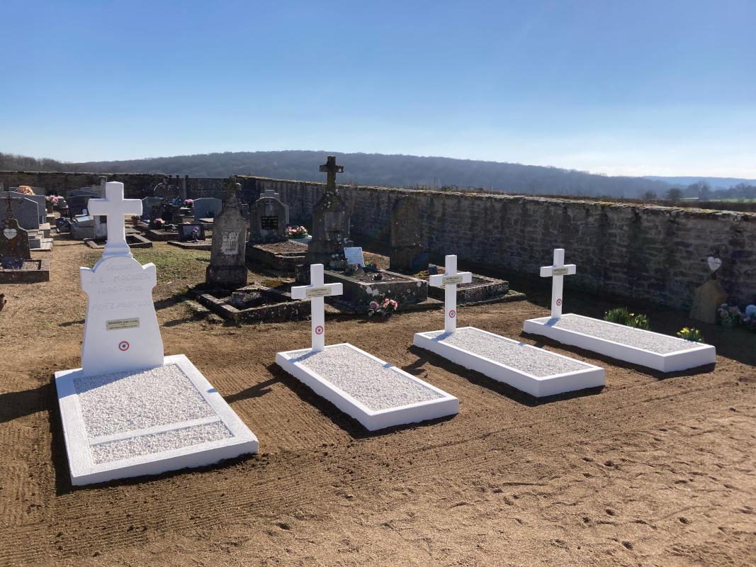 Carré militaire du cimetière du Tintury après restauration