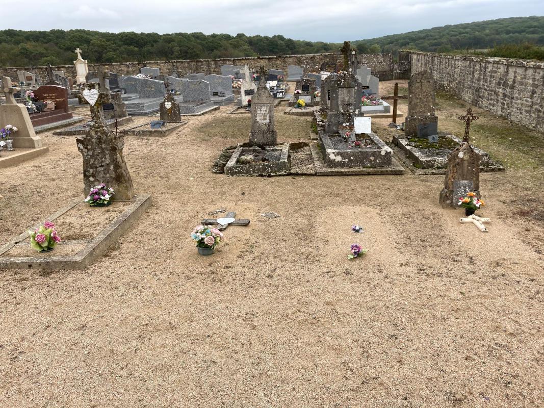 Carré militaire du cimetière du Tintury avant restauration