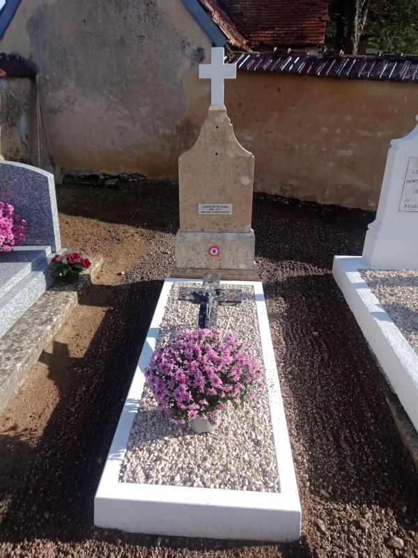 Tombe de Jules Lavalette au cimetière de Maux après restauration