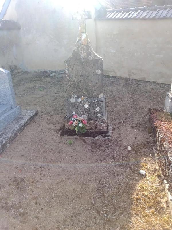 Tombe de Jules Lavalette au cimetière de Maux avant restauration