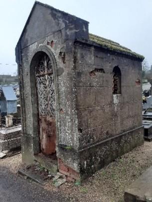 Chapelle de regroupement des tombes au cimetière de La Machine avant restauration