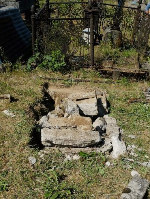 Tombe de combattant à Planchez avant restauration