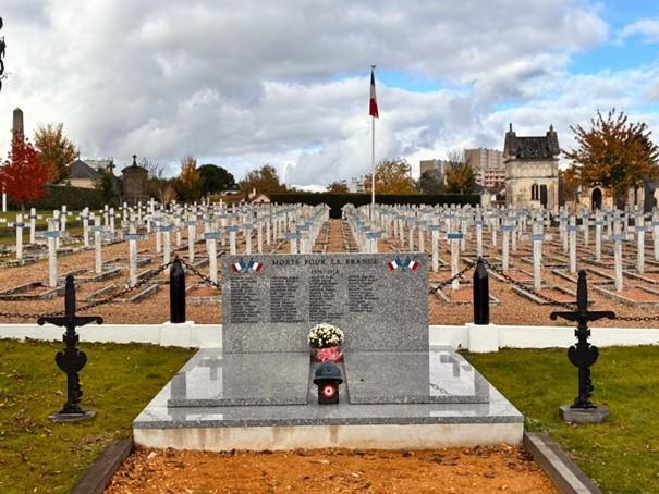 Cérémonie de fin de restauration d'une tombe de regroupement au cimetière Jean Gautherin de Nevers, 17 novembre 2025
