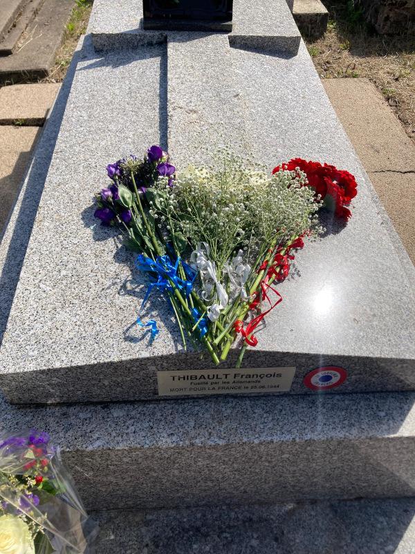 Tombe fleurie du lieutenant Thibault