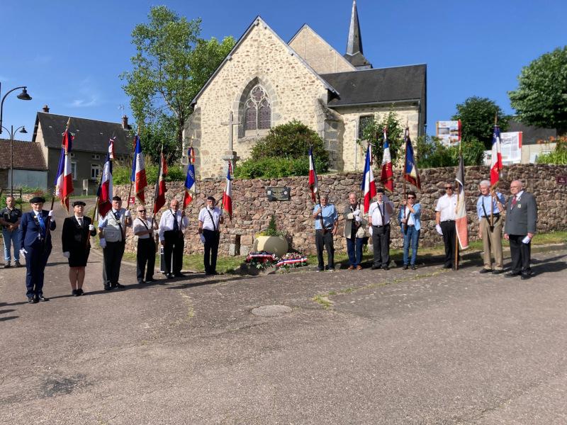 Les drapeaux autour de la stèle du lieutenant Thibault