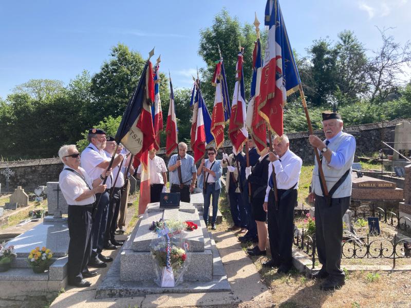 Les drapeaux autour de la tombe du lieutenant Thibault